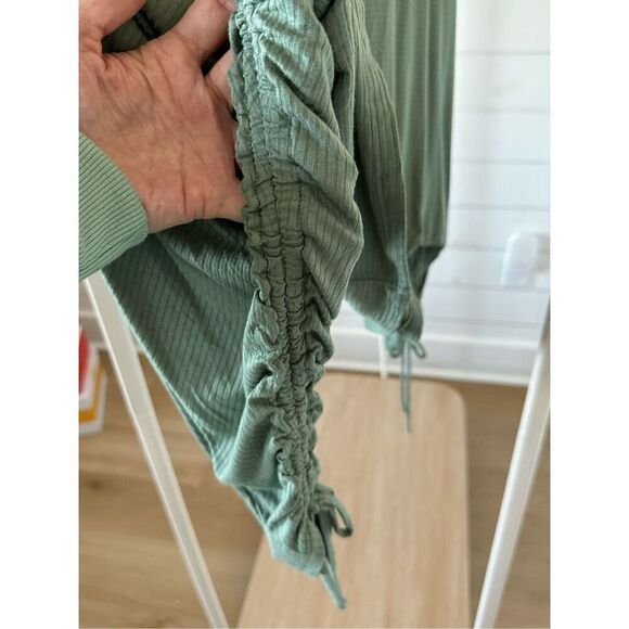 Scoop neck to with ruched drawstring sleeves sz small - Picture 5 of 5